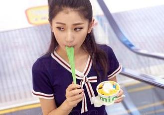 AISS爱丝(钻石版) – 赵梦洁与她的白衬衫写真：说真的，这种简单的搭配总有种低调的吸引力。