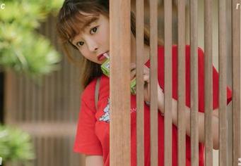 BoLoli菠萝社 – 越看越觉得，柳侑绮Sevenbaby的礼服是件可以倾诉的作品——原图里的细节游戏