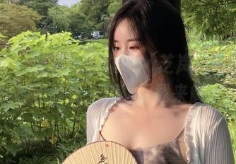 微密圈 – 难以抵挡的July芝岚，牛仔裤里的神秘丝线，全靠下载来解锁。
