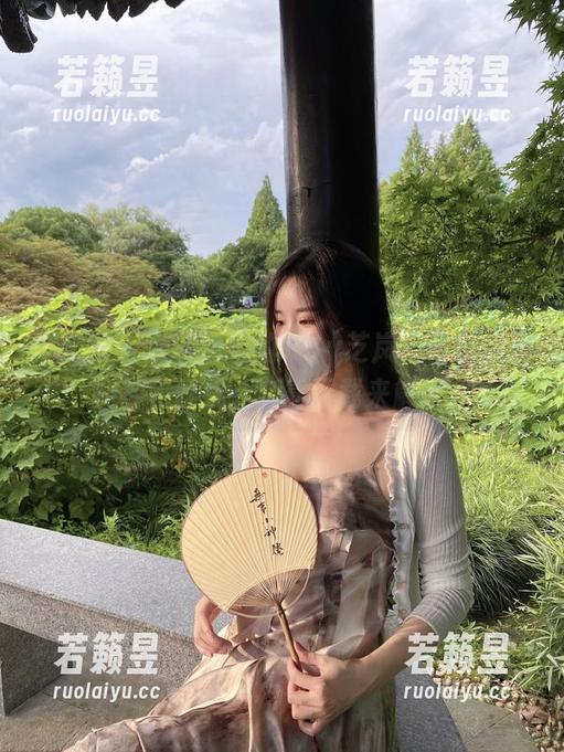 微密圈 - 难以抵挡的July芝岚，牛仔裤里的神秘丝线，全靠下载来解锁。