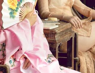UGirls尤果网 – 走进徐梓伊的JK套图，无圣光吗？好像是…但视线不知不觉间就被吸引过去了。