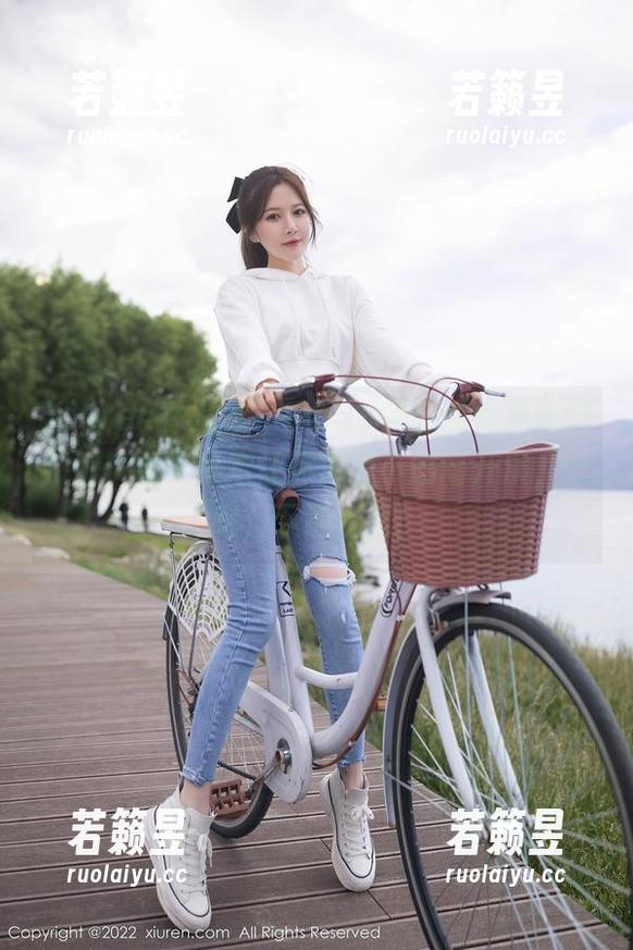 Xiuren秀人网 - Emily尹菲的女神美图系列，看了肯定让你心里小剧场开演，好吧，下载走起！