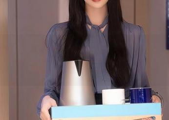 Xiuren秀人网 – 校园里的婠婠么：全套写真，像是在茶馆聊八卦。