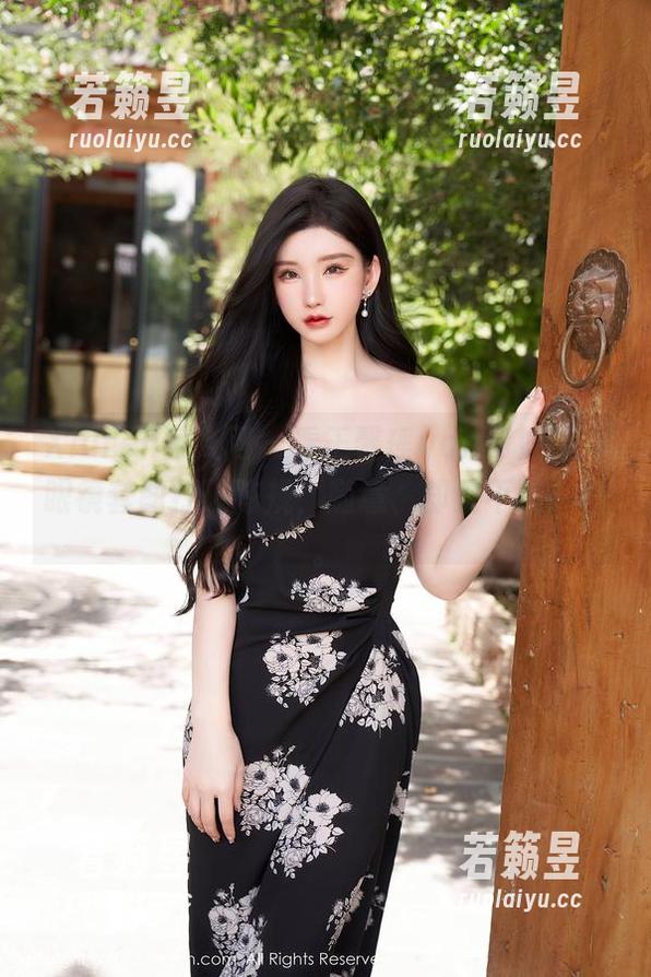 Xiuren秀人网 - 看王馨瑶yanni如何用眼镜套图打破陈规，随意、却又不拘一格。