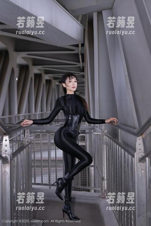 Xiuren秀人网-诗诗kiki Xiuren秀人网 - 诗诗kiki的办公室:这里不是开会,是拍写真!