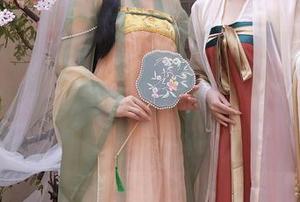 Xiuren秀人网 – 诺诺Nono的制服套图精选，想说她的眼神真是让人心神不宁，仿佛隐藏着什么。