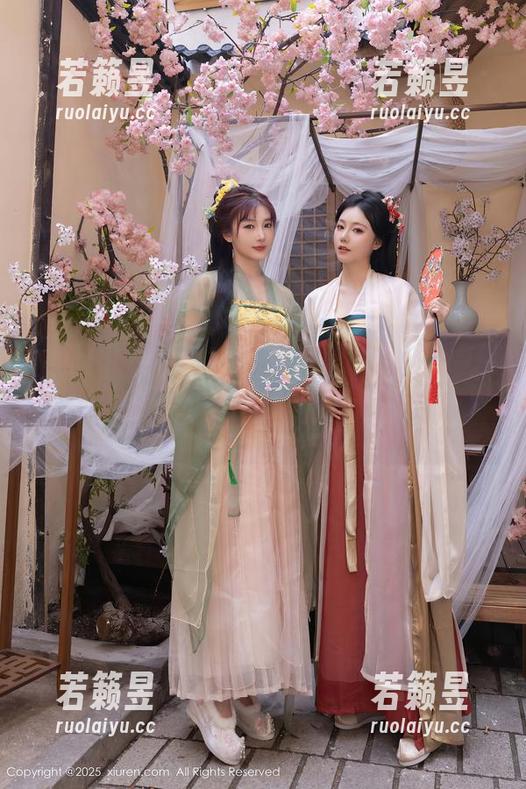Xiuren秀人网 - 诺诺Nono的制服套图精选，想说她的眼神真是让人心神不宁，仿佛隐藏着什么。