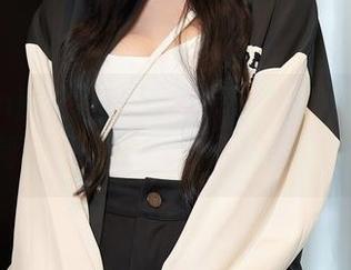 Xiuren秀人网 – 陈思琪想说的话在她的定制写真里，秘密藏得不够深？