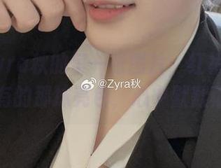 观看Zyra秋的每一张图片，红裙成了秋天特有的那抹亮色，心中默默称赞。