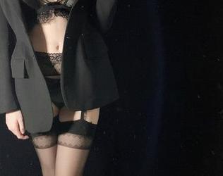 被一小央泽厨娘的优雅厨艺迷住了！图库里的惊喜随时待下载。