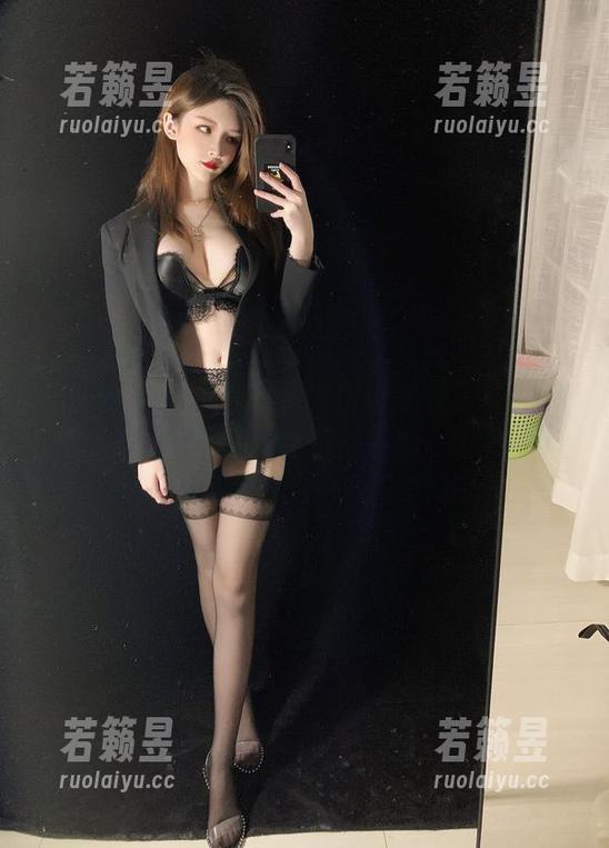 被一小央泽厨娘的优雅厨艺迷住了！图库里的惊喜随时待下载。