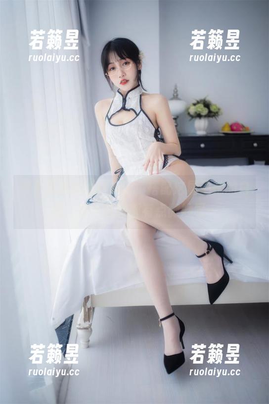看不呆猫的婚纱cos，搭配这属于她的白色，整个套图都有点微妙呀…