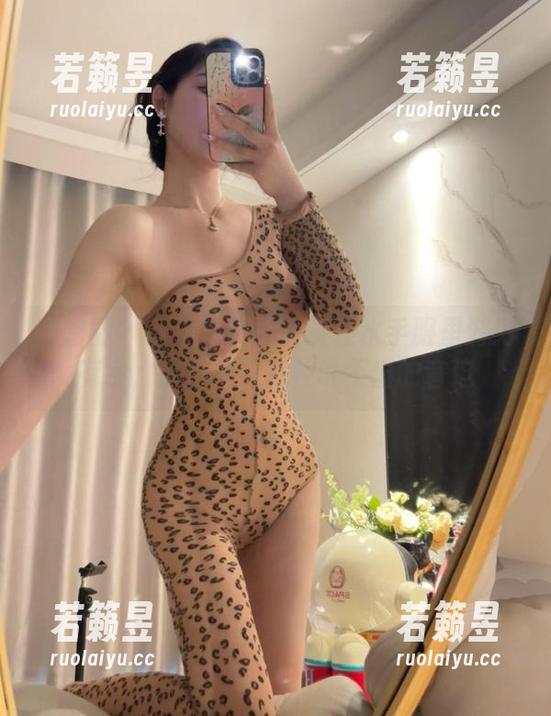 不爱笑的赛琳 微密圈 - 看不爱笑的赛琳在水手服里游刃有余,照片中却有种说不出的窘迫