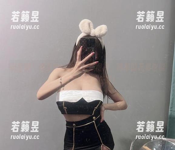 微密圈 - 兔宝妮to棉袜最新图片，简单的元素也能扛起潮流的重任嘛！