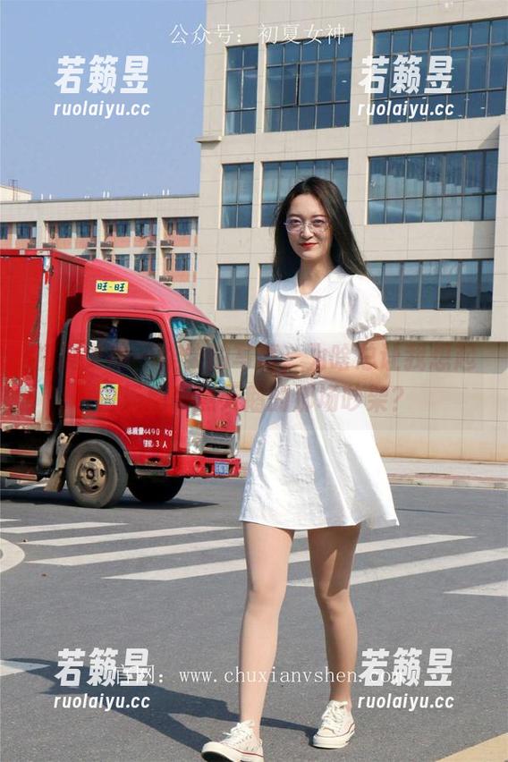 初夏女神 - 柒柒的写真，为啥总让我想起白天鹅和黑天鹅的那场吵架？