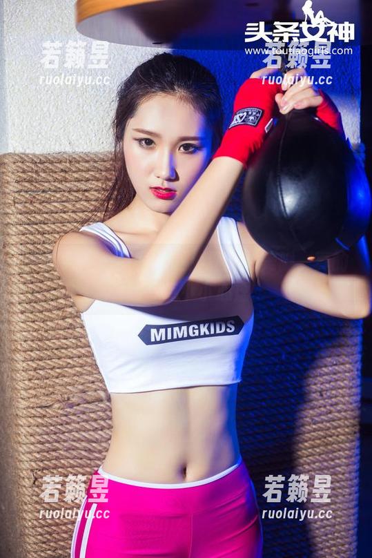 头条女神 - 原图见证：易阳的美脚，真的让我有点小小心虚...