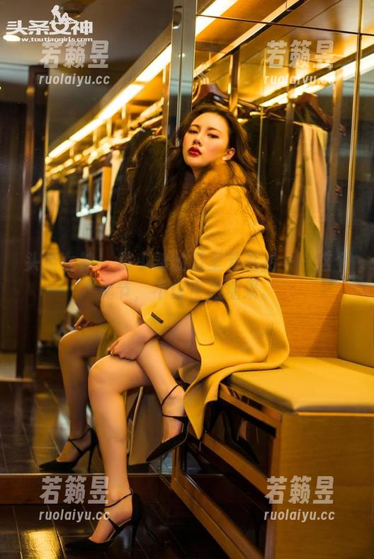 头条女神 - 莫小希的万圣节私拍——这个鬼节，不仅仅是糖果。