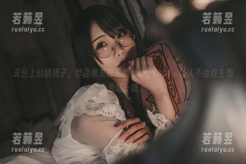 天台上的嫣嫣子，作品像是时光的snapshot，让人不由自主想偷偷瞄一眼。