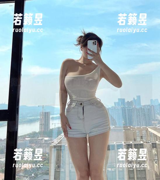 微密圈 - 欹在阳台的安妮yoo，灰色睡裙和她形成了天然的“慵懒风”。