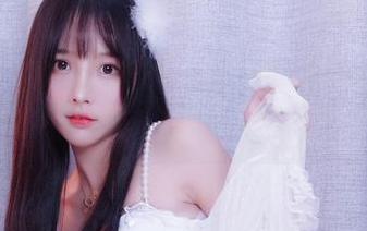说说小小奶瓶儿的这套镂空作品，原图里透出的氛围让人意外！