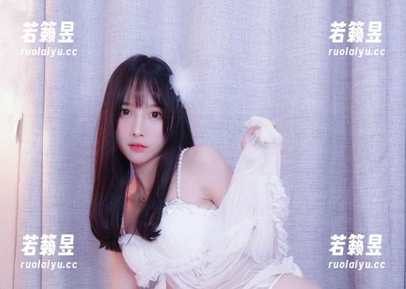 说说小小奶瓶儿的这套镂空作品，原图里透出的氛围让人意外！