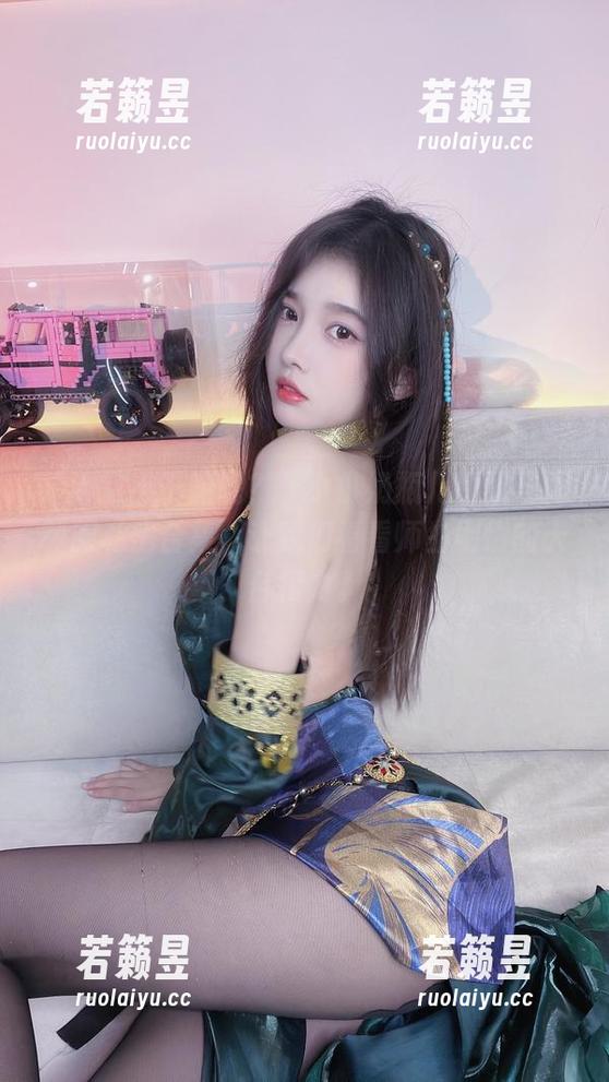 小小奶瓶儿 “课堂上干嘛呢?”小小奶瓶儿的双马尾制服私房合集,让我们看看师生剧情的天台接力。