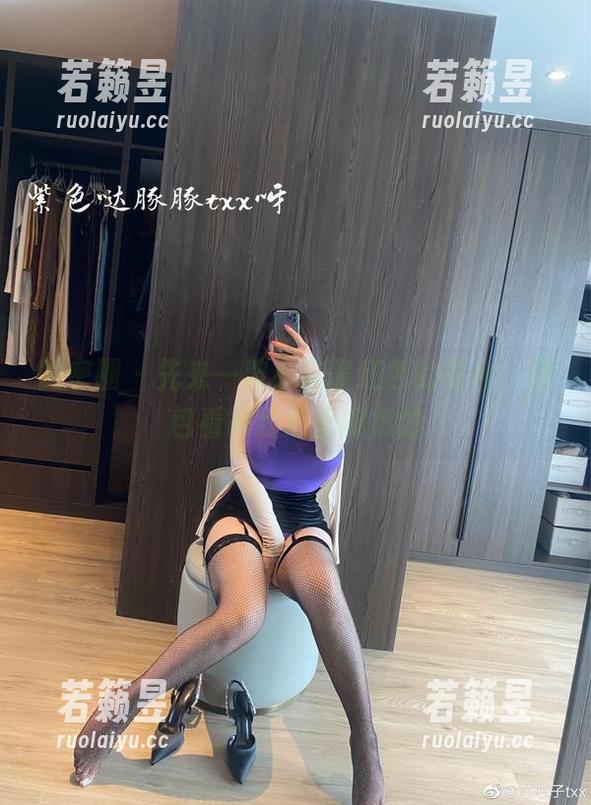 微密圈 - 先来一波小芯酱红色的福利，图包看得我心里痒痒的