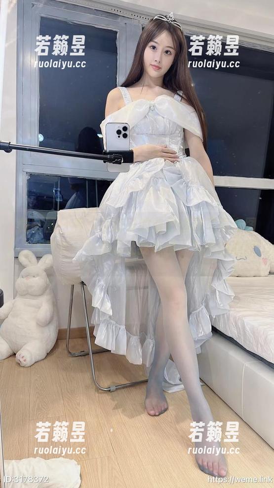 微密圈 - 看，小萌子的蓝色渔网写真套图，似乎每一刻都想让我捉摸一下她的心思。