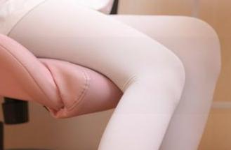 少女秩序的黑丝图包：这窗台是不是太有戏了？点击下载不后悔！