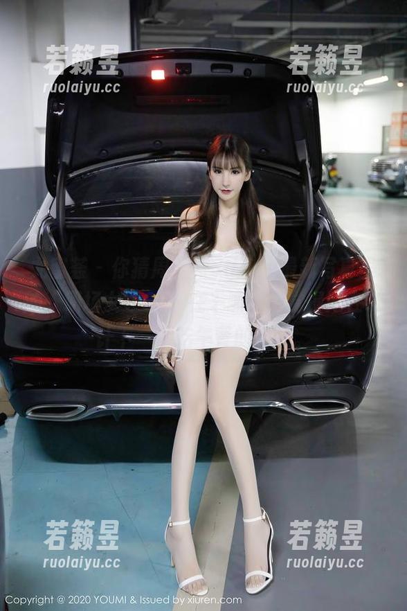 尤蜜荟 - 你猜周于希Sandy最新写真里的“职场女领OL”在干嘛，俺觉得她在设计下一个吃午餐的梗儿。