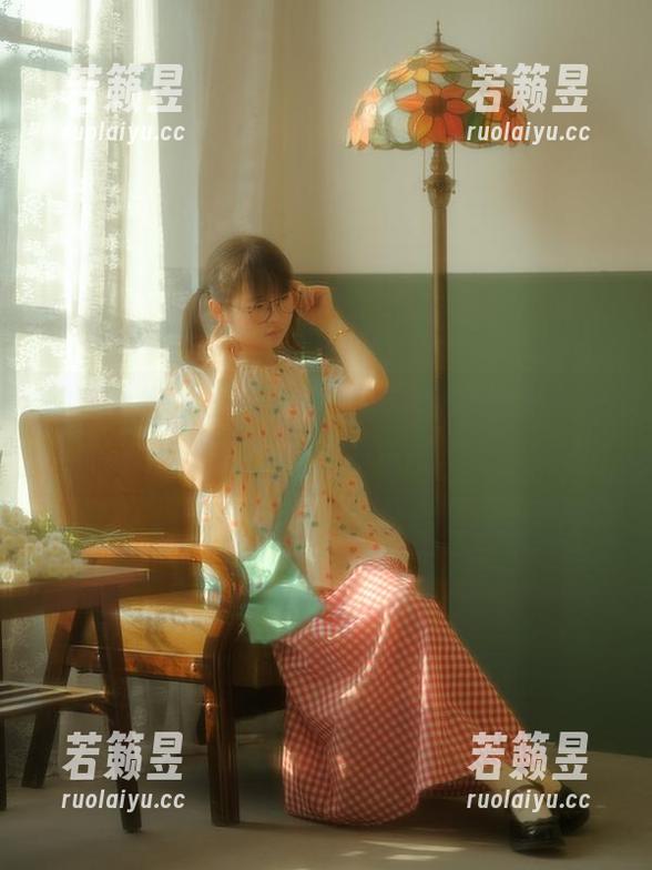 幼水铃衣 幼水铃衣说了,她是女王,看看这套图想聊聊夜晚的氛围