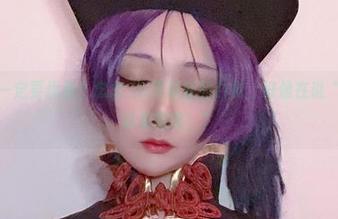 谁说女郎一定要优雅？念念_D用最新的白枪，好像在说“呆萌也可以很酷哦！”