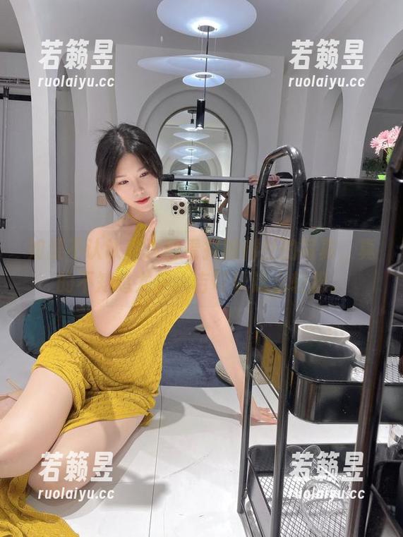 如果不认认真真的看抖娘利世的写真，真的不知道龙年大吉可以这么轻松。