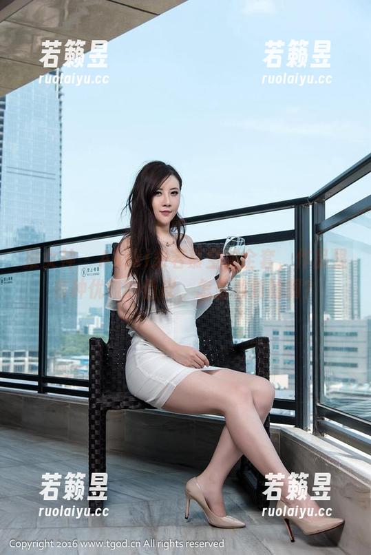 推女神 - Akiki朱若慕空姐全套，作品里有种优雅的俏皮，怎么做到的啊？