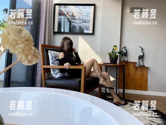 梦里一只喵 微密圈 - 白色吊带袜下的梦里一只喵,在线と思う有点“耍流氓”吧?