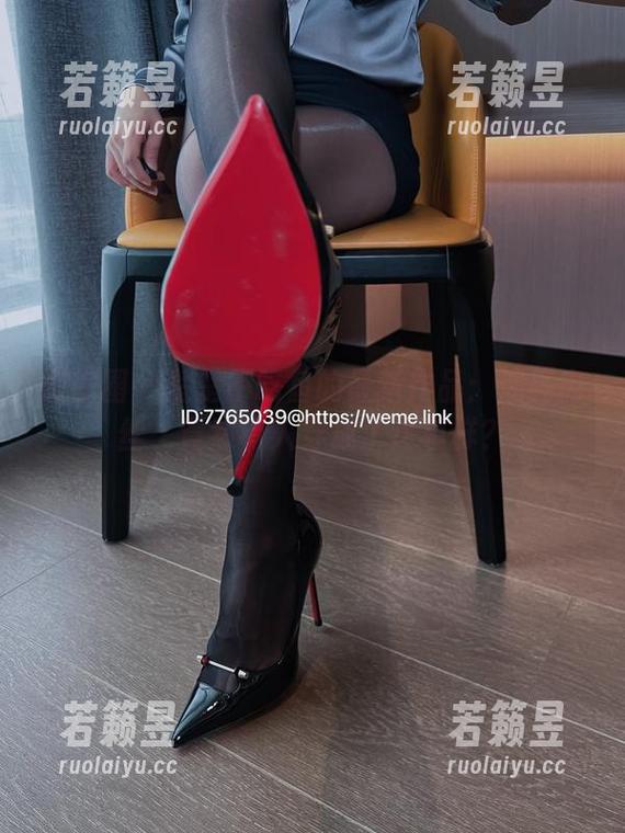 楚楚不吃鱼 微密圈 - 楚楚不吃鱼的最新作品:油亮肉丝,竟然有人穿成了这模样?