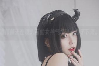 清颜颜子在镜头前的女神气场让人停不下来。