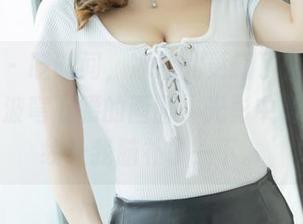 爱蜜社 – 眨眼间，冰冰儿更新了体操服美图，一波弯下腰的画面，光影中隐隐的曲线让我脑补了一下。
