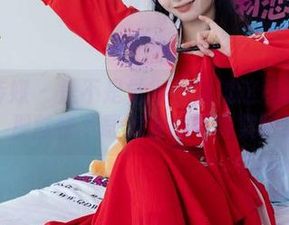 物恋传媒 – 是不是觉得没见过这样的美脚？那就快下载泡泡的写真集吧！
