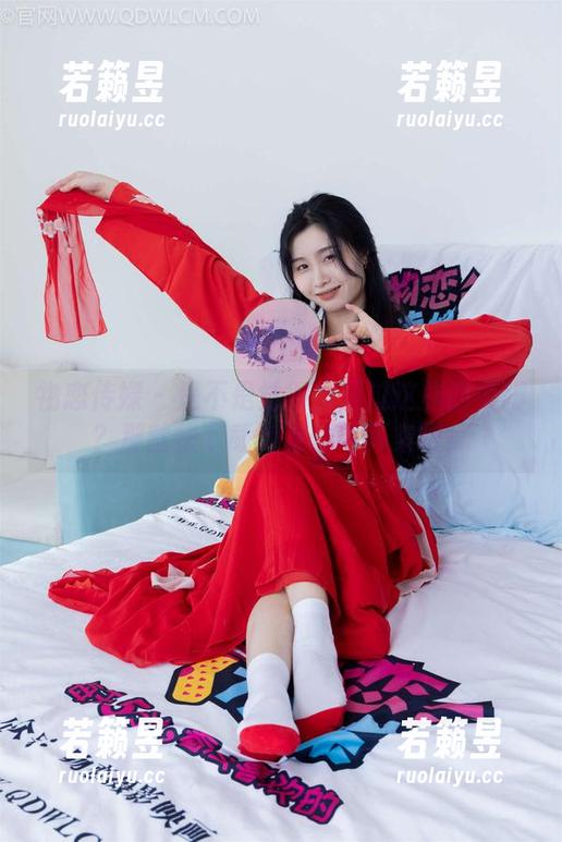 物恋传媒 - 是不是觉得没见过这样的美脚？那就快下载泡泡的写真集吧！