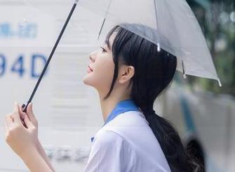 秀人网 – 教室里的Yuki鱼儿：这标志性图包，谁会不想坐在这儿？
