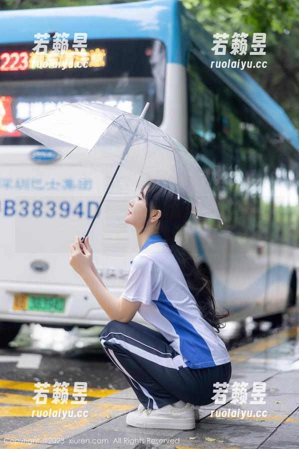 秀人网-Yuki鱼儿 秀人网 - 教室里的Yuki鱼儿:这标志性图包,谁会不想坐在这儿?
