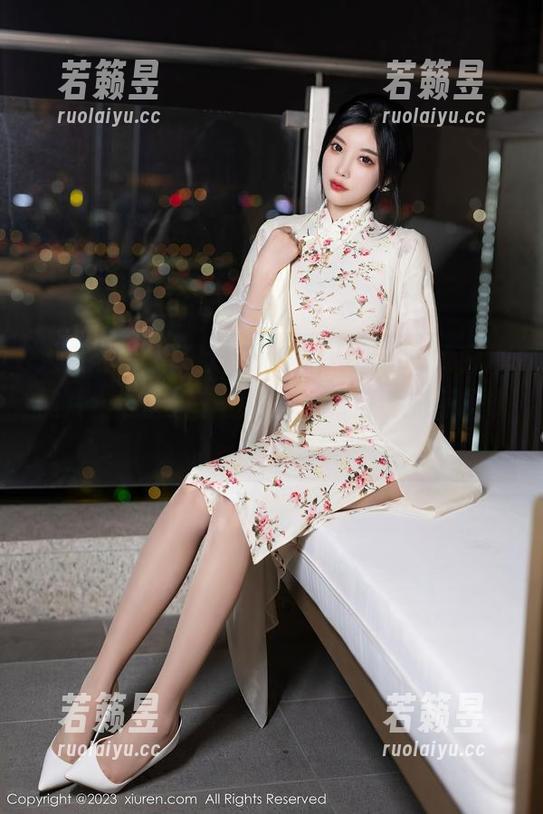 秀人网 - 在线欣赏小蛮妖Yummy的白色照片，准备买个白色滤镜为自己加点印象分。