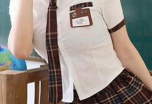 秀人网 – 尹甜甜的私拍：白色就该如此轻松，挺好，但是肩膀真的是这样洗完才穿的吗？