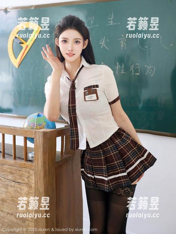 秀人网-尹甜甜 秀人网 - 尹甜甜的私拍:白色就该如此轻松,挺好,但是肩膀真的是这样洗完才穿的吗?