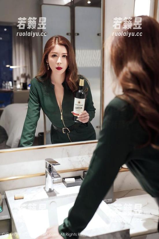 秀人网 - 果儿victoria的定制写真，白丝的搭配居然有点让我目不转睛？