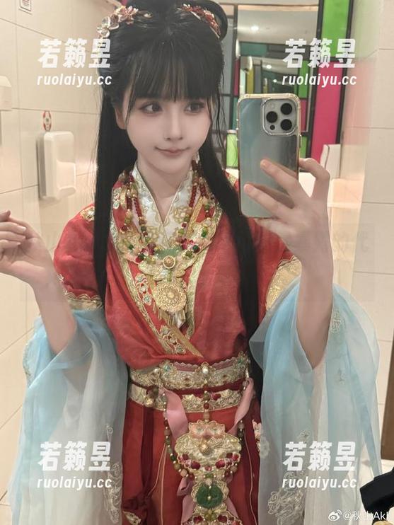 秋山AkI最新泳装COS，可能是暴露的代名词，哈哈。