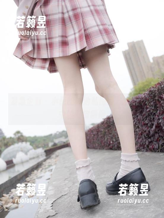 紧急企划 - 小恩的泳池私房秀，水波荡漾中的调皮瞬间