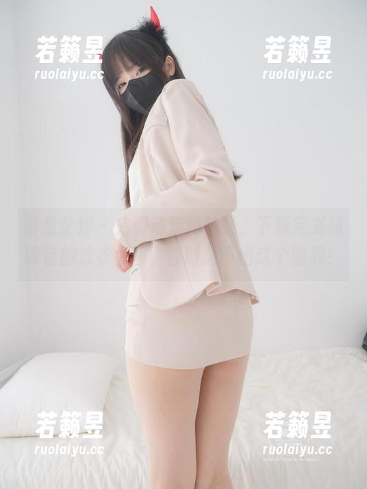 紧急企划 - 先调动运动神经，下载完龙崎聆音的泳衣生图，暂时游不出这个脑洞！