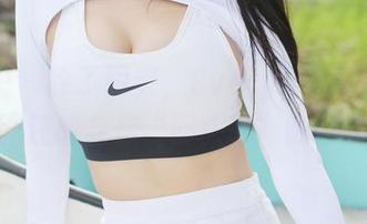 美媛馆 – 除了图案，Evelyn艾莉的内衣美图还教会你“回头率”的公式。